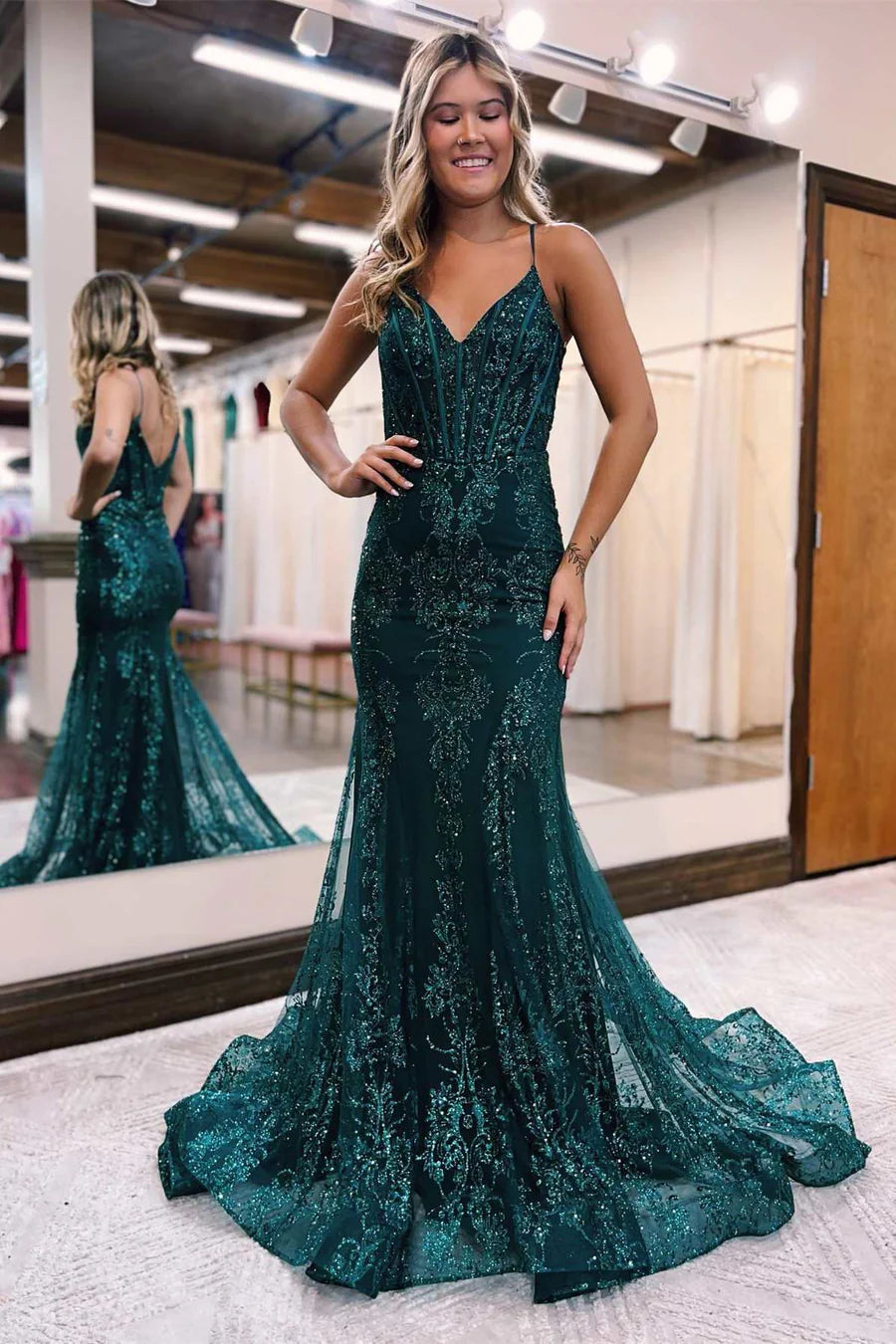 Vestido de fiesta de sirena con escote en V y apliques brillantes